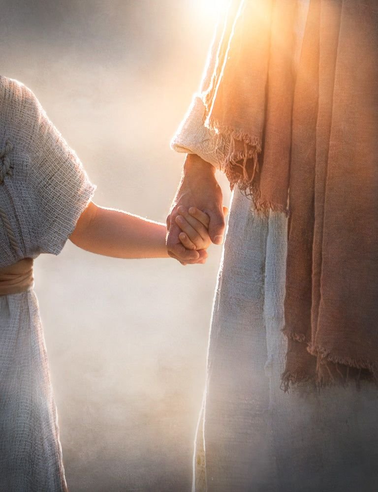 Mano de un niño tomando la de una figura con vestimenta bíblica, simbolizando el vínculo espiritual en la fe de la iglesia bautista.
