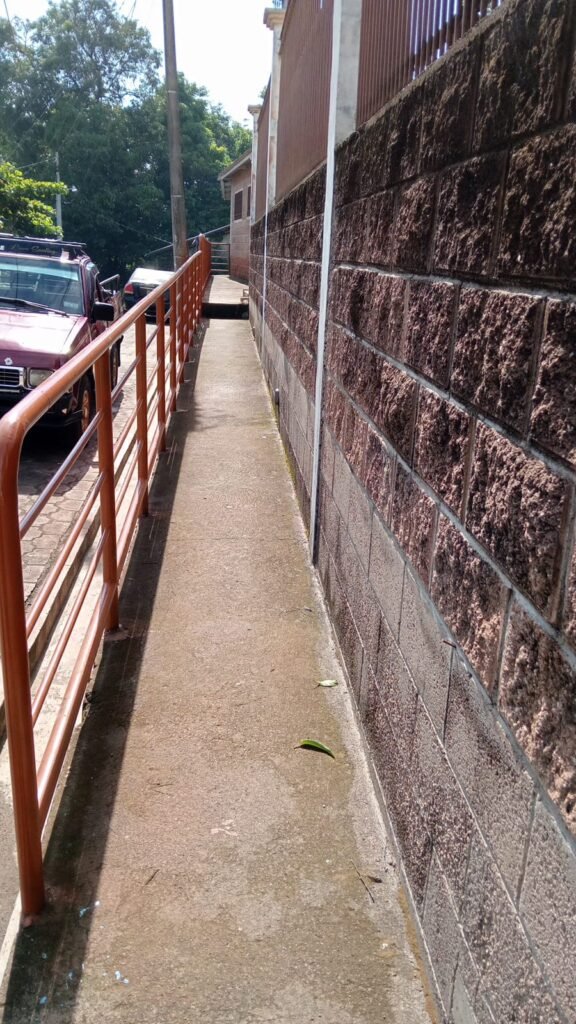 Un pasillo estrecho y limpio con barandillas, que facilita el acceso a la iglesia bautista para todos los visitantes.